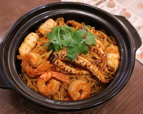 Seafood Stir-Fried Noodles with Singapore Chilli Sauce