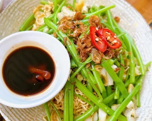 Stir-fried Instant Noodles with Snails & Water Spinach